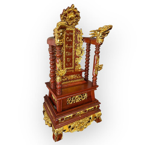 El altar ancestral, elaborosamente tallado en madera de Huong dorada, es una testimonancia de los antepasados de generaciones anteriores. - Product Image 2