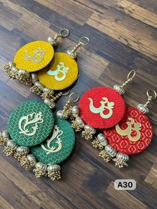 ผ้าลาตคันส์งานฝีมือแบบดั้งเดิมที่สวยงาม พร้อมลวดลายออมและพระพิฆเนศสีทอง ในเฉดสีเหลืองมัสตาร์ดเข้มและเขียวมรกต - Product Image 2