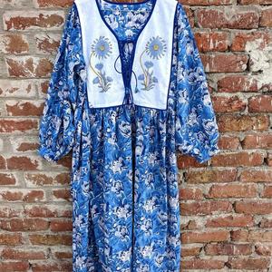 ชุดเดรสผ้าฝ้ายอินเดียพิมพ์ลายด้วยมือ คอวี แขนยาว ทรงยาวแบบแม็กซี่ พร้อมลายปักดอกไม้ สำหรับผู้หญิง - Product Image 1