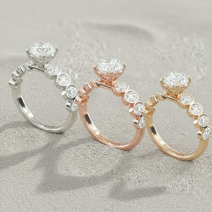 Anillo de Compromiso Stonewels con Bisel Ovalado y Piedra Lateral en Chapado de Oro |   para diamantes certificados |   Anillo de Compromiso Moderno y Lujoso con Engaste de Puntas - Product Image 5