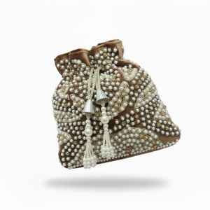 Bolso potli de terciopelo marrón con perlas - Product Image 3