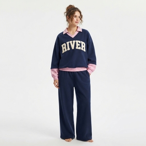 Ensemble de détente pour femme : Sweat-shirt bleu marine à col en V avec imprimé lettres et pantalon large, manches longues, tricoté, tenue décontractée - Product Image 1