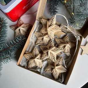 Ensemble d'ornements de Noël en rotin faits à la main : étoile, sapin, chapeau, cloche, cheval – Décoration intérieure artisanale traditionnelle, cadeau - Product Image 3