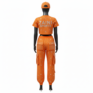 Conjunto de Mujer: Top Corto de Algodón, Poliéster y Spandex Premium y Pantalones Jogger Cargo Color Naranja Brillante con Logotipo de Diamantes de Imitación Termotransferibles - Product Image 3