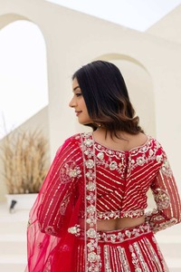 Conjunto de Lehenga nupcial de buena calidad con opulento trabajo de bordado, blusa de diseñador y dupatta bordada para bodas indias en venta. - Product Image 4