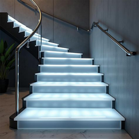 Escalier incurvé de luxe avec de grands marches et une main courante continue, idéal pour une utilisation résidentielle moderne