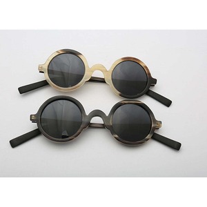 Monture de lunettes en corne de buffle moderne et écologique, personnalisée, de luxe, unisexe, fabriquée à la main par MADIHA ART and CRAFTS - Product Image 1