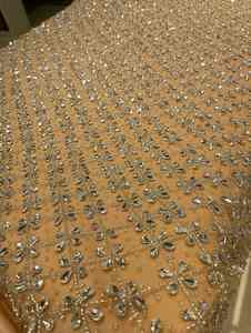 Tissu en dentelle de maille brodée florale dorée avec perles de cristal de luxe pour robe de soirée, vente en gros - Product Image 2