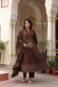 Conjunto de traje Anarkali de algodón marrón moca de lujo de 60x60 con estampado Bandhani, pantalones Kurta adornados y Dupatta - Product Image 1