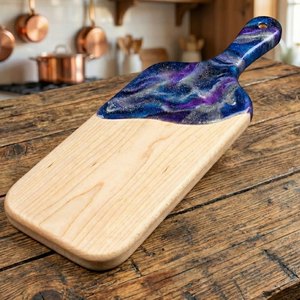 Tabla de servir de madera y resina hecha a mano, tabla de quesos de epoxi con diseño de galaxia, tabla de embutidos, tabla de cortar, decoración de cocina - Product Image 1