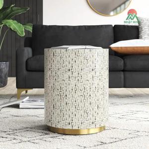 Muebles vietnamitas artesanales al por mayor: una impresionante mesa auxiliar de diseño moderno con incrustaciones de nácar. - Product Image 3