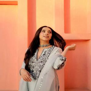 Ensemble Kurta et pantalon en Georgette pour femme VASTRA COTTAGE, idéal pour les soirées, avec broderies en papier métallisé, détails en dentelle et dupatta assortie. - Product Image 4