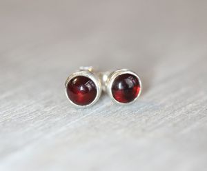 Boucles d'oreilles clous en argent sterling avec grenat, cabochons de pierres précieuses de 5 mm, bijoux minimalistes pour femmes, fournisseur en gros - Product Image 1