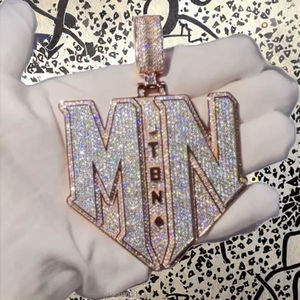 Colgante de Letra Personalizado de Moissanita, Joyería de Lujo de Plata de Ley Chapada en Oro Estilo Hip Hop con Engaste de Garra - Product Image 3