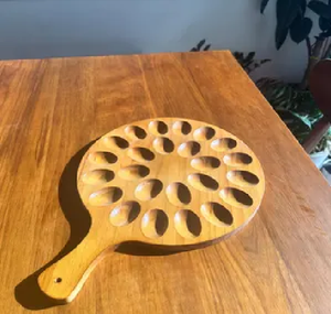 Plateau rond en bois pour œufs farcis avec poignée, planche de service écologique - Product Image 2