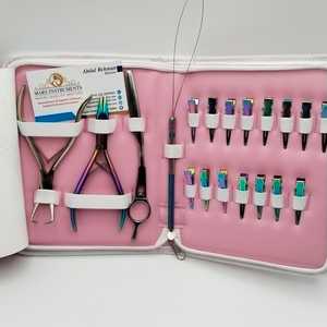 Kit d'outils pour extensions de cheveux avec étui rose, pince à perles de couleur arc-en-ciel à deux trous - Product Image 1