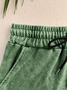 Ensemble deux pièces vert délavé à l'acide pour homme : T-shirt col rond imprimé et short – Tenue décontractée d'été avec impression par transfert thermique 100 % coton - Product Image 3