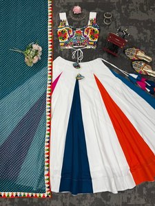 Lehenga en rayonne avec broderie au fil Gamthi, miroirs véritables et travail Kodi, blouse en faux Georgette à imprimé numérique, dupatta avec dentelle fantaisie - Product Image 2