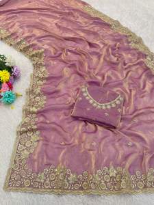 Sari ethnique indien en satin Fandy de qualité supérieure avec broderie de sequins sur le pallu, travail multi-fils et bordure découpée en arco. - Product Image 5