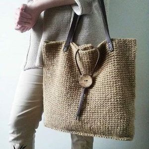 Sac fourre-tout en crochet naturel avec sangle en cuir et fermeture à bouton en bois, style bohème pour un usage quotidien - Product Image 1