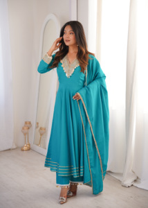 Ensemble Anarkali Roman Signature avec col brodé, pantalon évasé coordonné de quatre mètres et dupatta en dentelle pour femme - Product Image 3