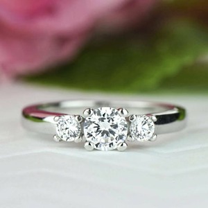 Anillo de Compromiso de Moissanita de Tres Piedras para Mujer, Corte Redondo, Anillo de Boda, Joyería de Diamantes Cultivados en Laboratorio - Product Image 2