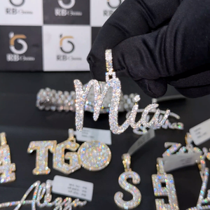 จี้เพชรเพาะเลี้ยงในห้องปฏิบัติการชุบทองคำขาว 925 ยี่ห้อ RB Gems รุ่น Mia Luxury Iced Charm ดีไซน์ทันสมัย สำหรับผู้ชายและผู้หญิง ได้รับการรับรอง เหมาะสำหรับสวมใส่ทุกวัน - Product Image 2