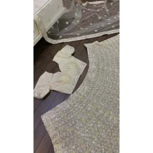 Lehenga de soirée en mousseline avec broderie de fils et miroirs en papier - Product Image 3