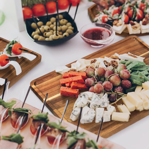 Juego de 4 bandejas de madera maciza de acacia para servir, platos para la cena, decoración de mesa para fiestas, fabricadas en Vietnam. - Product Image 3