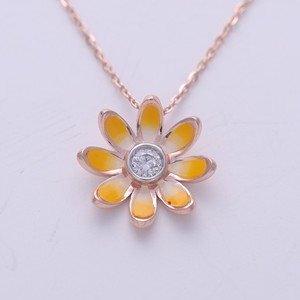 Pendentif Fleur de Marguerite en Émail Jaune avec Diamant de Laboratoire Certifié IGI, en Or 18K Plaqué Rhodium, Taille Brillant - Product Image 2