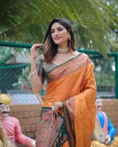 Sari de seda de diseño para fiestas, con tejido en cobre y oro, borde bicolor en contraste, aspecto riquísimo y blusa brocada, sari tradicional - Product Image 6