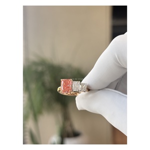 Magnifique bague de fiançailles en diamant de laboratoire taille radiant Trilogy, 3,55 carats, sertie à griffes, or 14 carats, bijoux de créateur pour mariée - Product Image 2