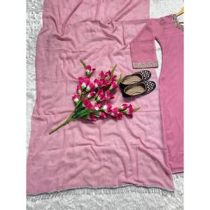 Ensemble de vêtements de fête élégants Moti Hand Work pour femmes avec Dupatta comprenant un costume et des accessoires - Product Image 5