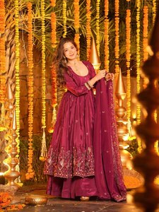 Vêtements ethniques indiens et pakistanais en gros, ensemble Kurti de créateur moderne, fabricant de Lehenga de mariée, robe Anarkali de soirée - Product Image 2