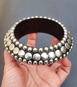 Brazaletes de latón hechos a mano con diseño moderno en relieve, diseño personalizado, accesorios para niñas de Universal Overseas en India. - Product Image 3