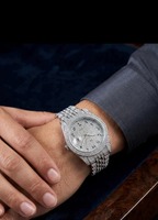 Luxuriöse Damen-Quarzuhr mit Eisdiamanten-CZ-Lünette, arabischer Ziffernblatt und Edelstahlgehäuse – Mehrajudin Gems STP Uhrwerk