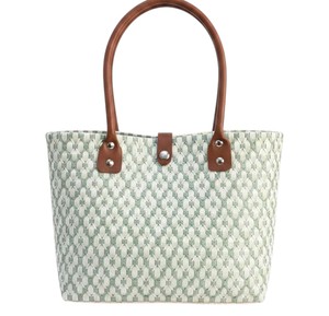 Sac fourre-tout chic d'été fait main pour la plage, motif floral menthe claire et blanc, avec poignée en cuir marron et fermoir à bouton-pression - Product Image 1