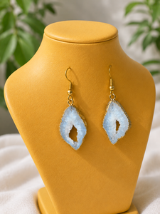 Pendientes artesanales de ágata rosa natural al 20% con doble borde de drusa y detalles en oro, joyería unisex, regalo para fiestas H.A. Venta al por Mayor de Gemas - Product Image 2