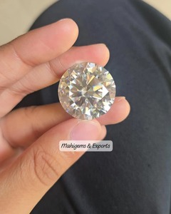 Moissanita Blanca Redonda de Corte Brillante de 22 MM, Joyería Personalizada Hecha a Mano - Product Image 1