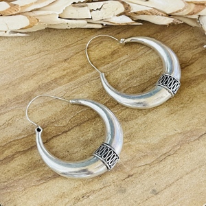 Nouveau design 2026 Boucles d'oreilles créoles argentées pour femme, motif tribal, finition argent oxydé, bijoux créoles ethniques, design tribal chic - Product Image 2