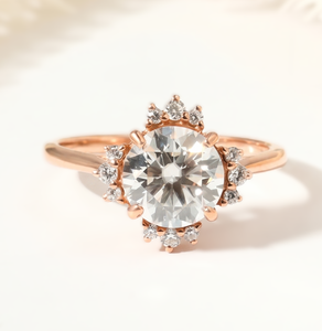 Bague de fiançailles en or massif 10K/14K/18K avec diamant de laboratoire rond ou moissanite, certifiée IGI, couleur DEF, clarté VS/VVS, style halo ou grappe - Product Image 3