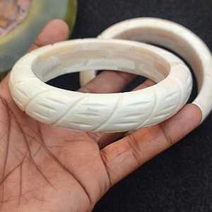 Bracelet vintage en résine sculptée à la main, couleur unie, style indien, qualité supérieure, prix de gros - Product Image 6