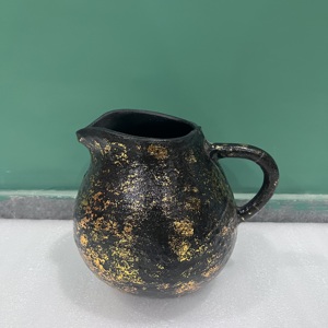 Florero Decorativo Moderno con Asa, Acabado en Negro y Dorado, Florero de Mesa de Aluminio - Product Image 5