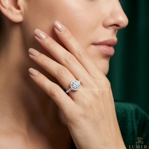 Anillo de Compromiso con Diamante de Corte Redondo Certificado por IGI, Anillo de Boda con Halo y Banda Pavé para Mujer, Disponible en Oro de 9K, 10K, 14K y 18K - Product Image 6