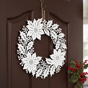 Guirnalda Navideña Metálica Roja Festiva para Decoración de Pared con Detalles de Flores de Poinsettia y Hojas de Acebo para un Estilo Elegante en la Puerta - Product Image 3