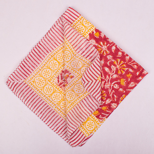 Écharpe carrée en coton imprimé naturellement, motif rouge, jaune et blanc, accessoire décontracté d'été, bandana multifonctionnel de style bohème - Product Image 5