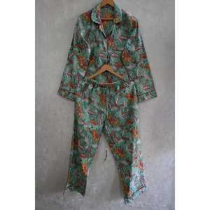 Conjunto de Pijama de Algodón con Estampado Floral Hecho a Mano para Mujer, Cómodo Conjunto para Descansar y Dormir - Product Image 1