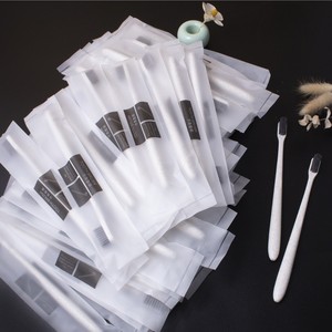 Brosse à dents jetable écologique avec poils souples Couleurs vives Caractéristique recyclable pour hôtels <span class=keywords><strong>Airbnb</strong></span> Homestay - Product Image 1