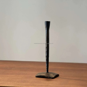 เชิงเทียนคริสมาสต์ที่ทำด้วยมือสีดำทองที่วางเทียนโลหะหนึ่งแท่งฐานสี่เหลี่ยมแบบยืนประเภทอื่นๆที่วางเทียน - Product Image 1