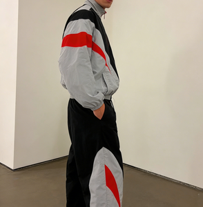 Conjunto Deportivo de Dos Piezas para Hombre, Chaqueta con Cierre y Cuello Alto, Pantalones Jogger, Ligero, Resistente al Viento, Estilo Casual Urbano, en Negro, Gris y Rojo - Product Image 3